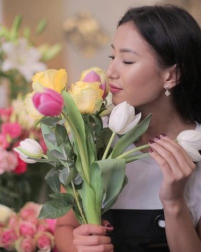 Let us create a unique floral arrangement with your choice of colors and tones.
Bold: Eye catching and vibrant colors designed to stand out and be visually stimulating. Examples include: Red, orange, bright green, bright blue, purple and yellow.
Pastels: These colors are softer and gentler in tone. Examples include: Pinks and baby blue,as well as mint green, peach, periwinkle, and lavender.
Earth Tones: These are colors are typically thought to be "natural." Examples include: <span style="font-weight: 400">Rust, marigold, deep navy, burnt sienna brown, terracotta, sage, turmeric=any of the deep browns,reds, yellows and oranges that are considered natural.</span>
White/White+ Accent colors: A monochromatic combination of white or white+accent colors. Please note if you'd like either pure white or white+the accent color(s) that you'd prefer.
Bright & Colorful: As the name suggests, a combination of a variety of colors designed to be visually striking and appealing. Please note the colors you'd prefer.
Seasonal: A mix of the most beautiful blooms and colors of the current season (Spring, Summer, Fall or Winter).